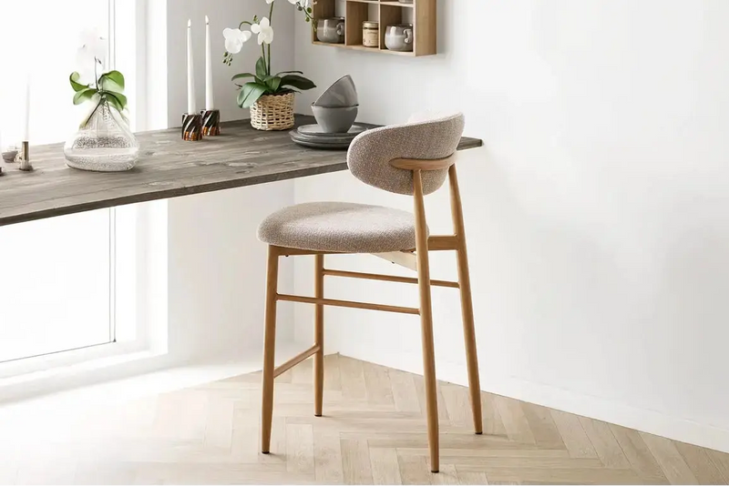 LÉANDRE – Chaise de bar en tissu sable, pieds acier effet bois – 52 x 55 cm