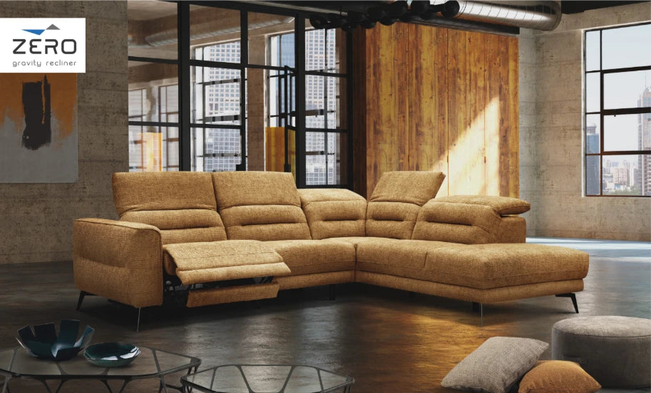 BALIA – Canapé d'angle ocre avec relax électrique Zero Gravity déplié, dans un loft
