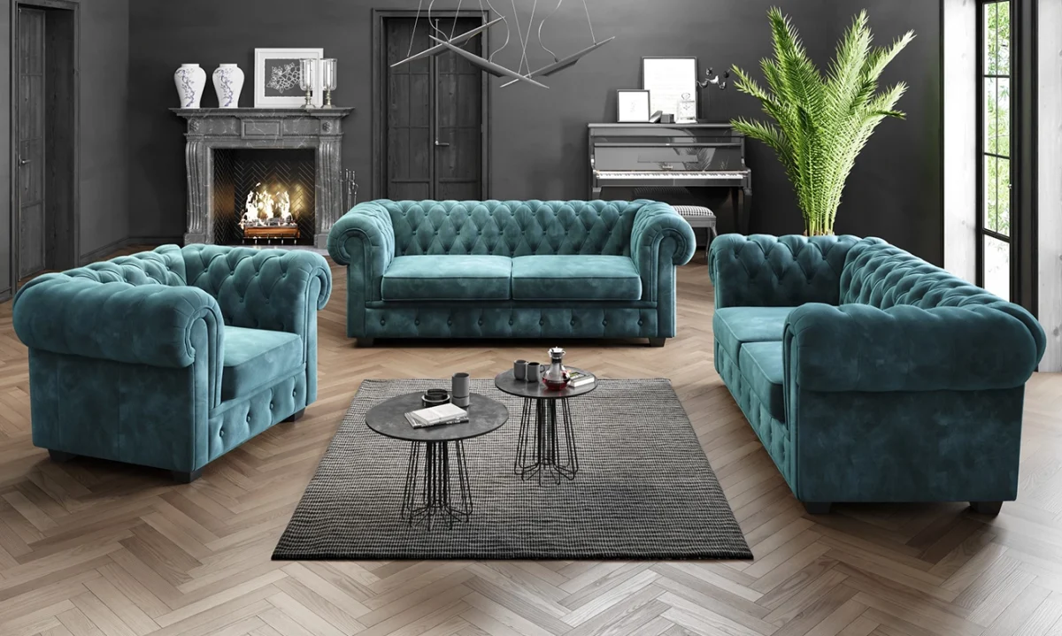 CHESTERFIELD 3P - Canapé droit - 205 x 100cm 1 Salon élégant avec des canapés Chesterfield bleu turquoise, un parquet en bois clair, une cheminée classique allumée et une décoration contemporaine avec un piano noir et une plante verte.