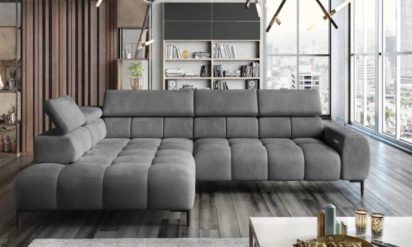 Canapé d'angle en tissu gris anthracite, moderne avec appuie-têtes ajustables, situé dans un salon contemporain avec parquet sombre et une grande étagère décorative.