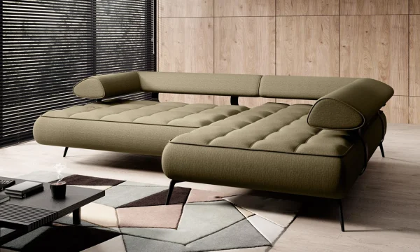 Canapé d'angle convertible vert olive avec dossiers réglables, pieds fins noirs et finition matelassée, dans un espace moderne aux accents boisés.